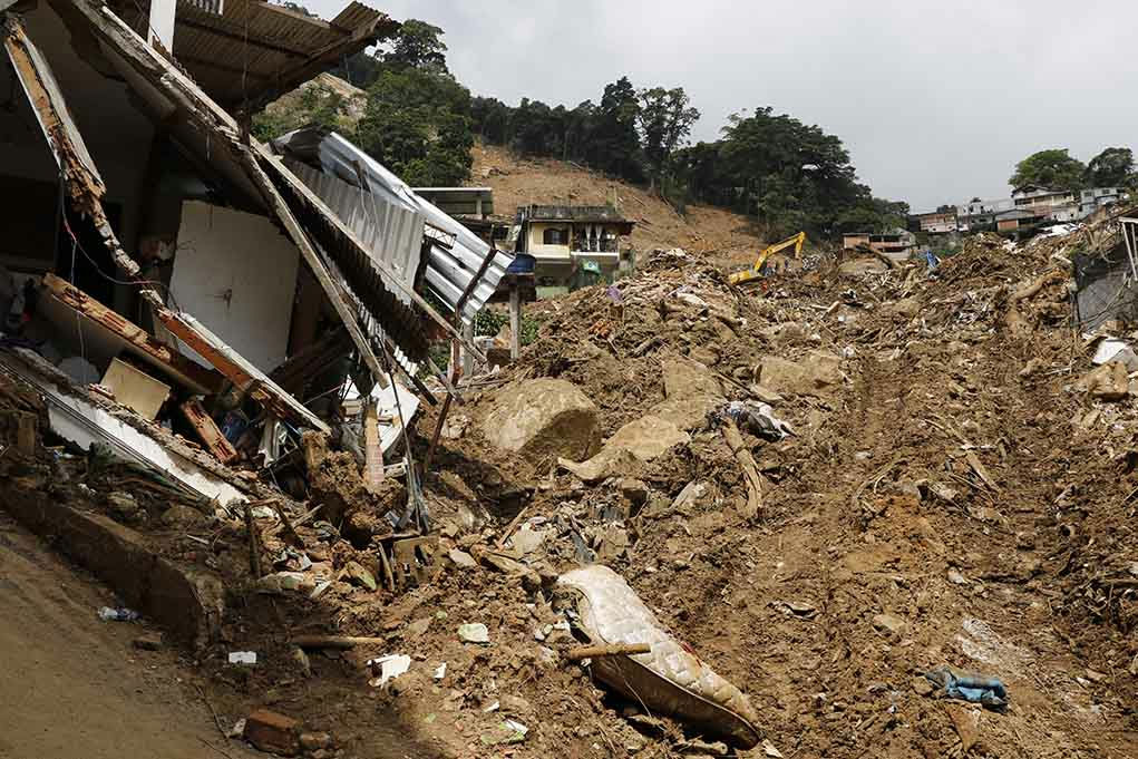 Powerful Quake Triggers Tsunami Panic